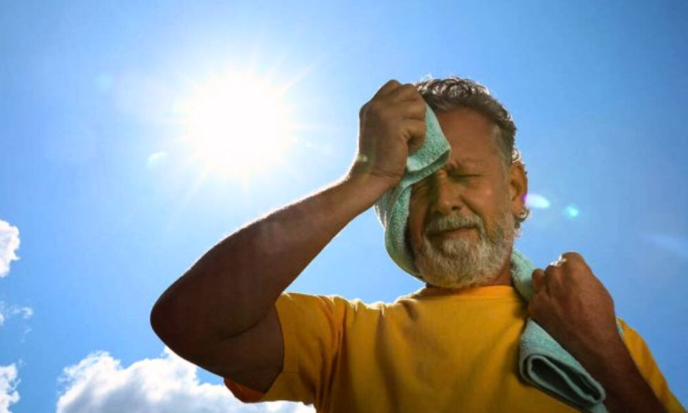 গরমে হিট স্ট্রোক থেকে বাঁচতে কী করবেন, কী খাবেন